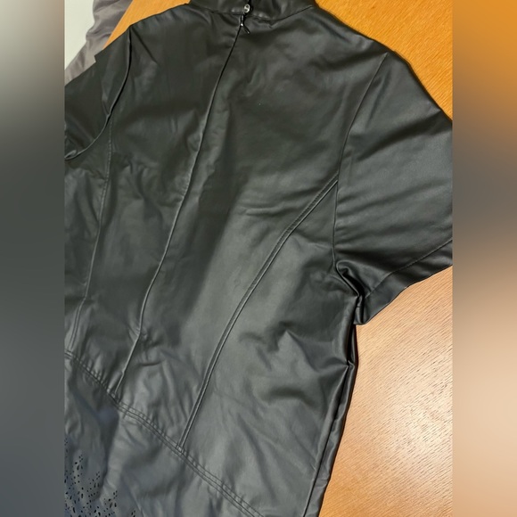 Gorgeous faux leather short dress, with laser cut detailing in the hem. XL. - Picture 2 of 7